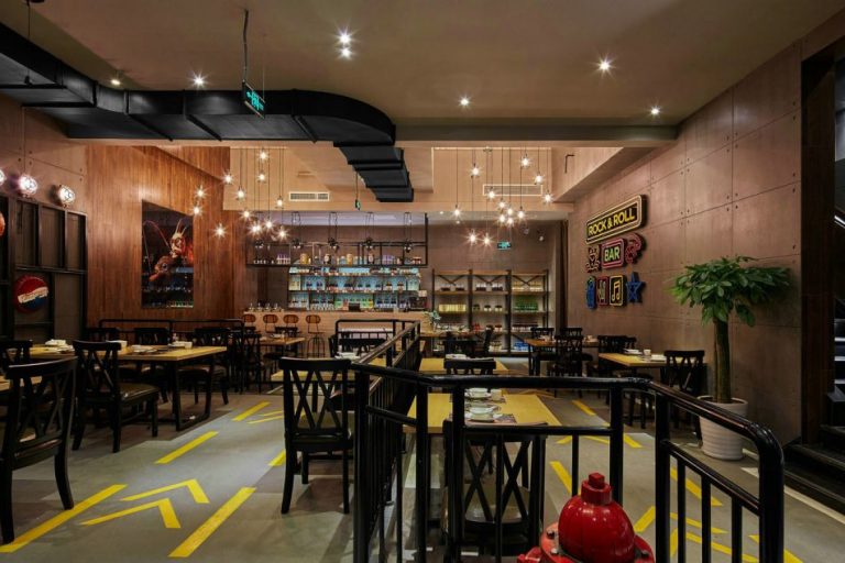 山林烤吧昆明餐厅装修_餐厅3