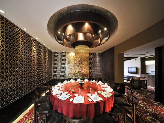 昆明餐厅装修包房红色餐桌