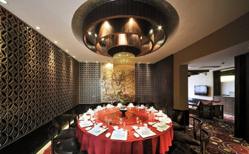 餐厅装修红色餐桌 昆明餐厅装修包房红色餐桌