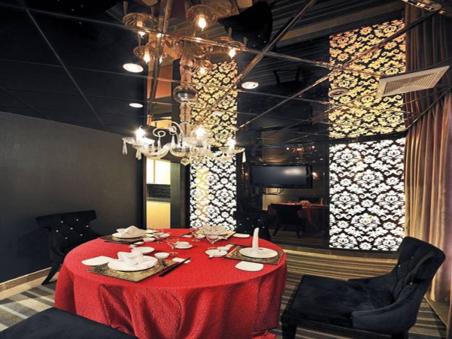 餐厅装修黑色镜面天花