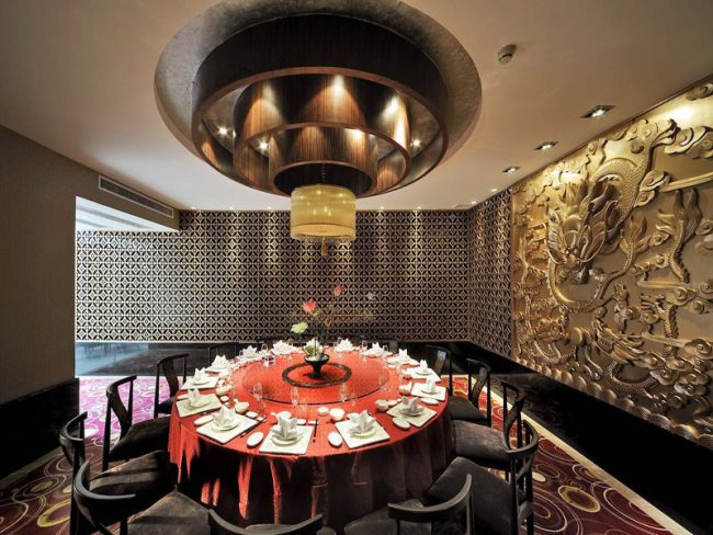 餐厅装修金色雕花