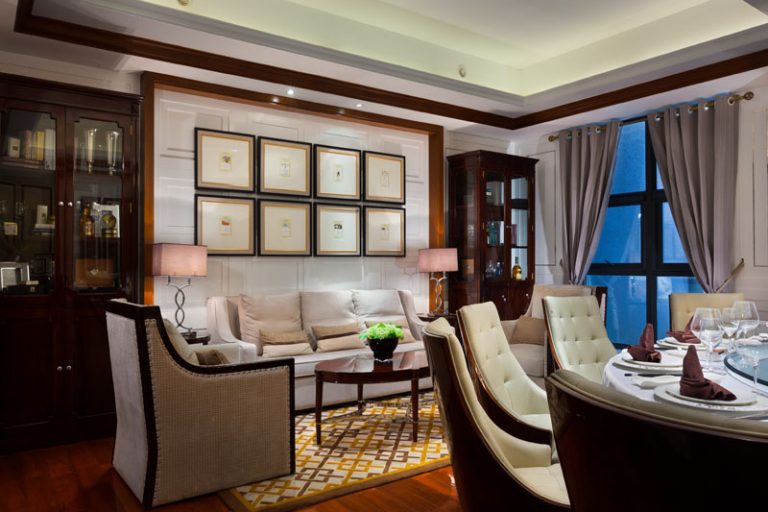 餐厅装修真皮沙发