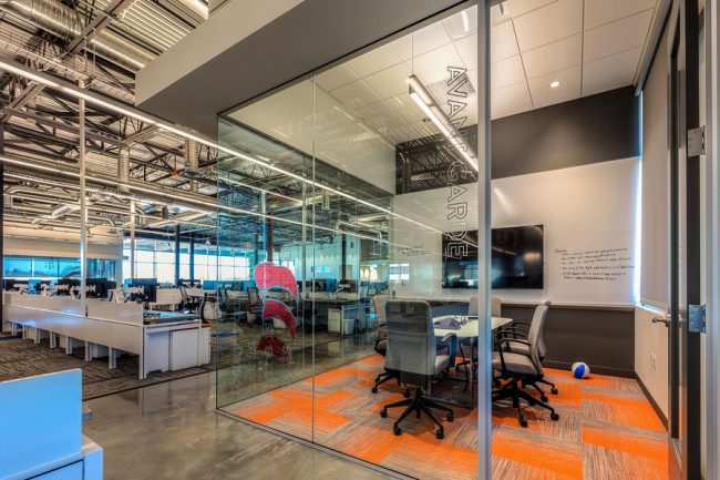 经理室橙色花纹地毯