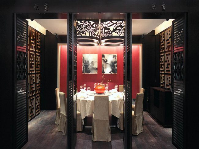 餐厅装修中式屏风隔断红色墙面