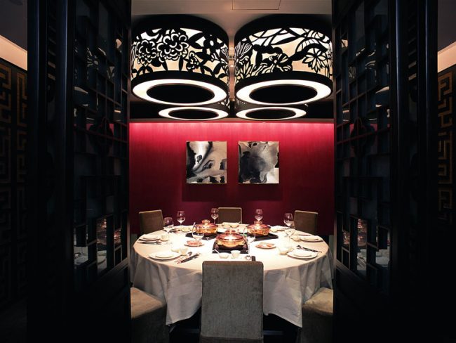 餐饮装修_深色木制中式屏风隔断