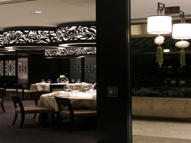 餐厅装修_黑色雕花羊皮灯