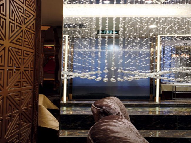 餐厅装修金色屏风隔断