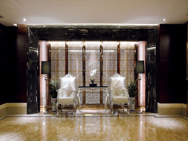 餐厅装修金色屏风隔断玉石铺地