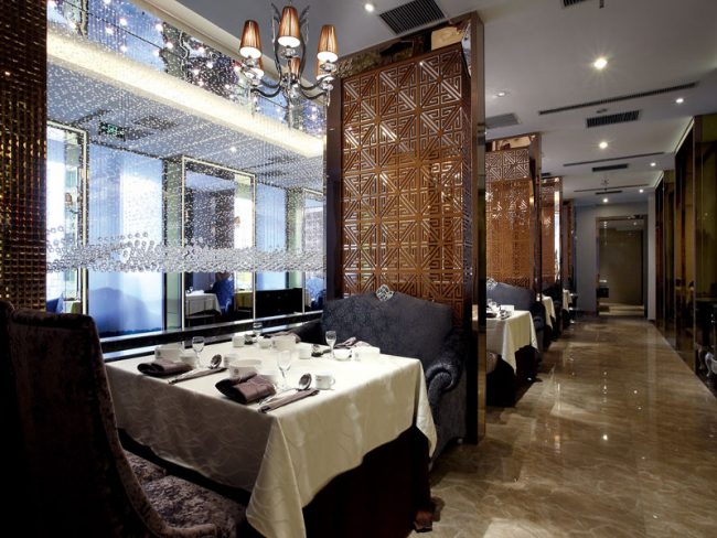 餐厅装修金色格子屏风隔断