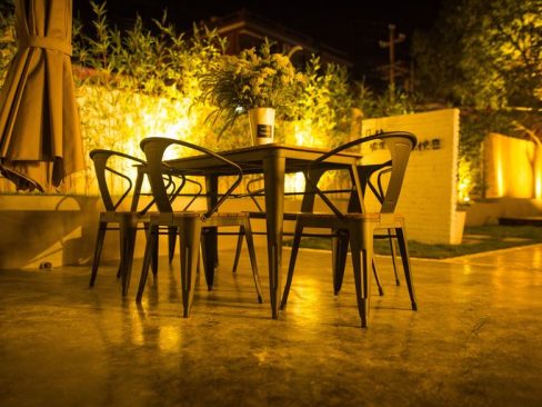 德宏民宿装修户外餐桌