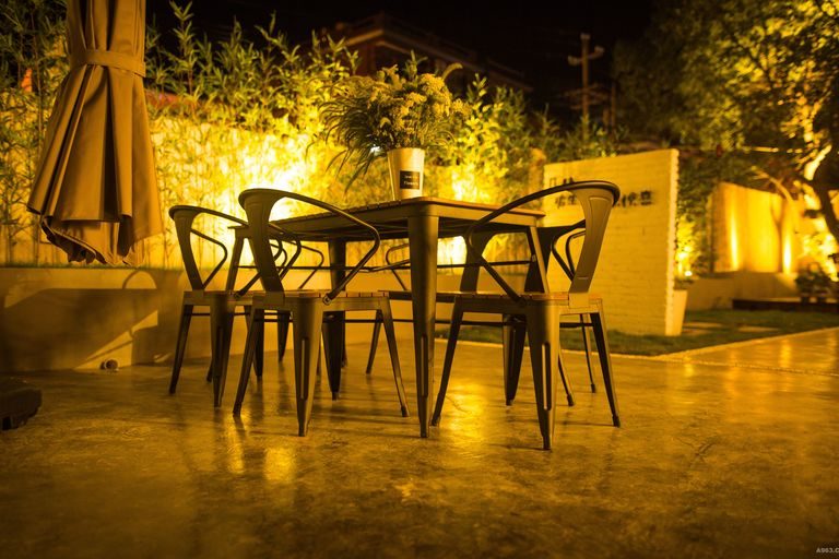 德宏民宿装修户外餐桌