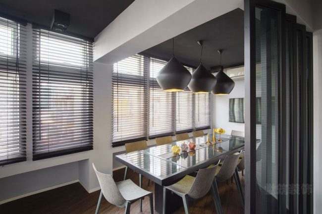 办公室黑色的玻璃隔断