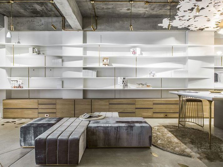 不规则的白色书柜