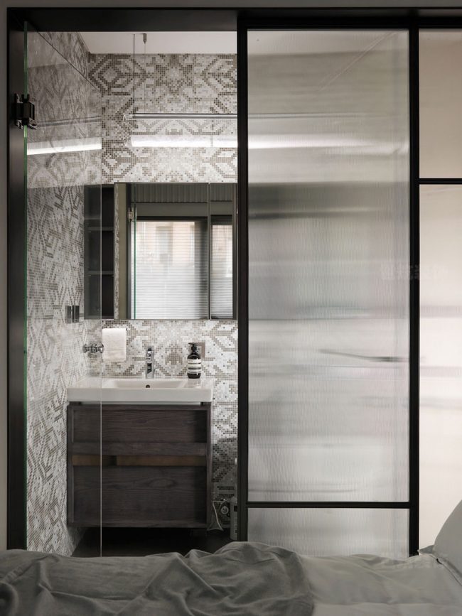 玻璃隔断的卧室与卫生间