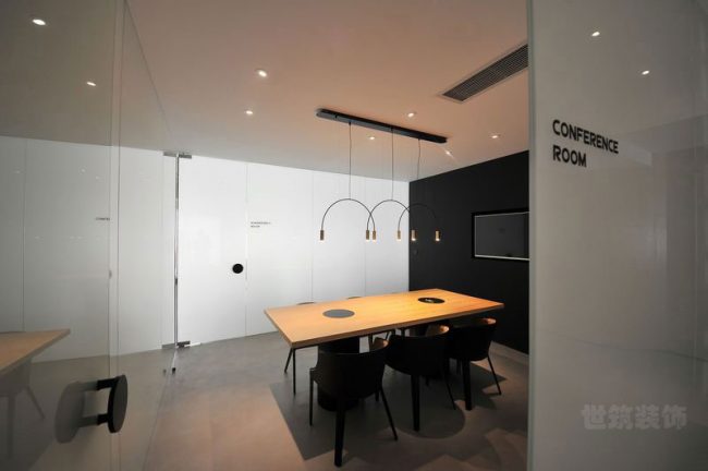 玻璃隔断的小会议室