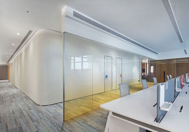 玻璃隔断隔开的走廊与办公区