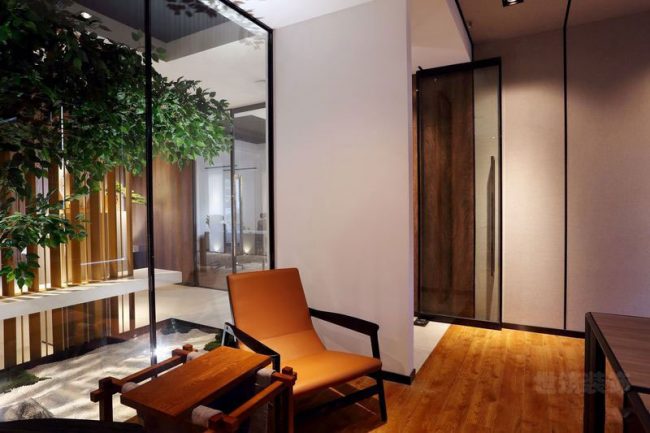 玻璃隔断后的绿色景观