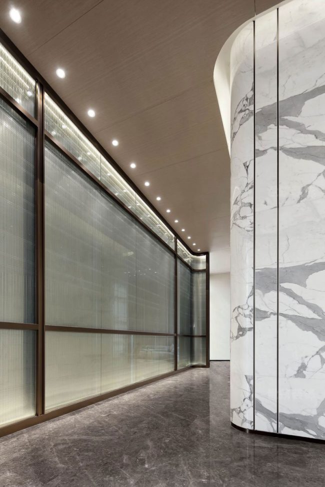 玻璃隔断墙的过道效果图