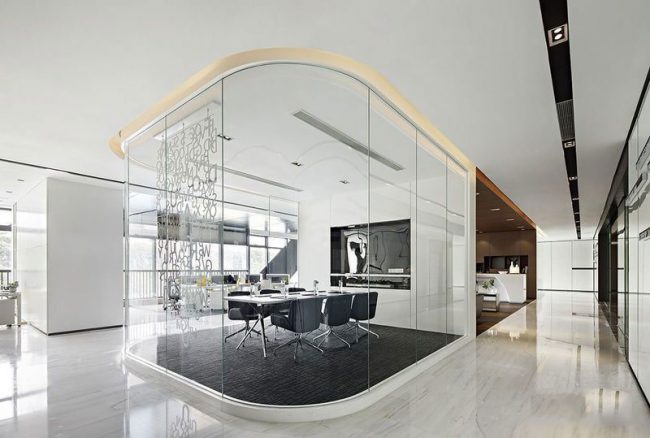 玻璃隔墙内的会议室