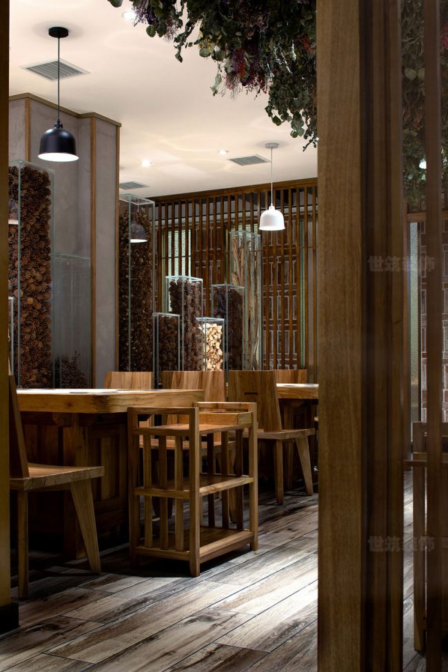 玻璃柱里面的松果隔断