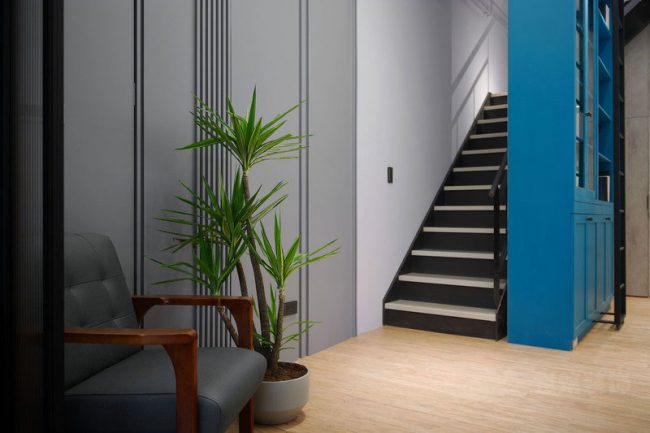 北欧工业风办公场所楼梯空间装修图
