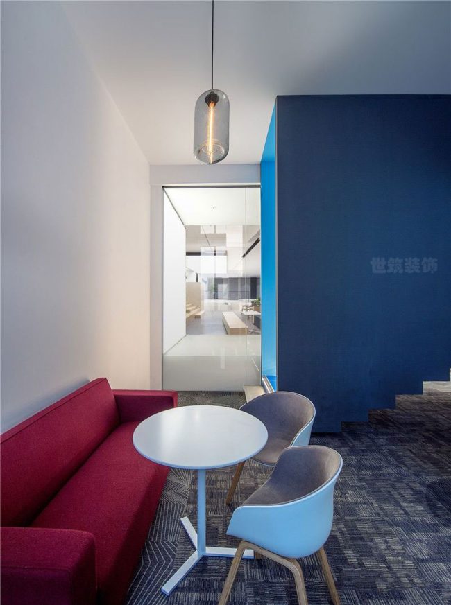 北欧极简风办公室洽谈区装修图