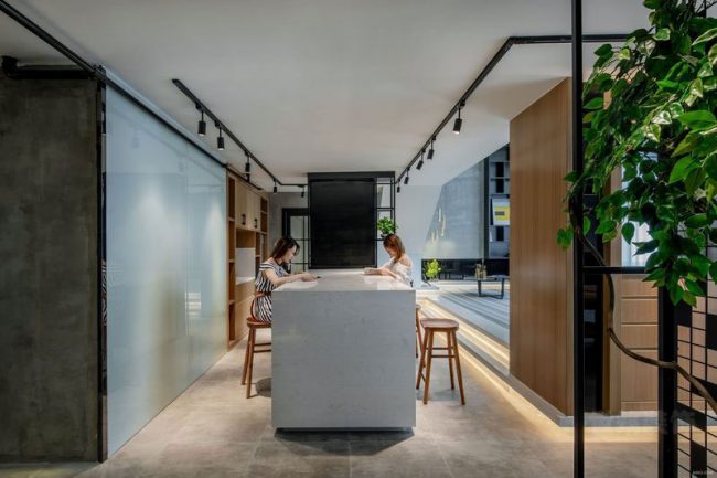 白色的吧台工作区