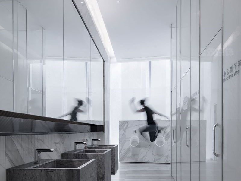 白色公共卫生间设计方案