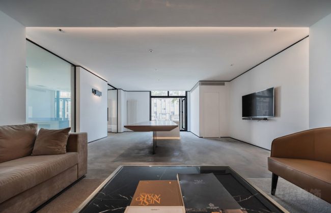 白色空间里的咖啡色沙发