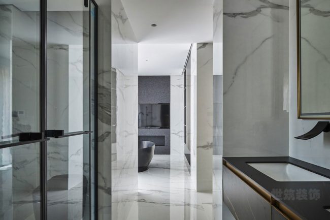 白色墙面的卫生间设计