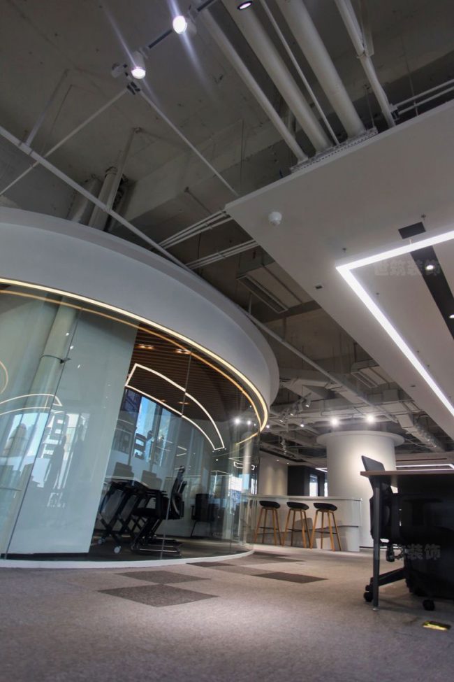 白色主调的办公室设计