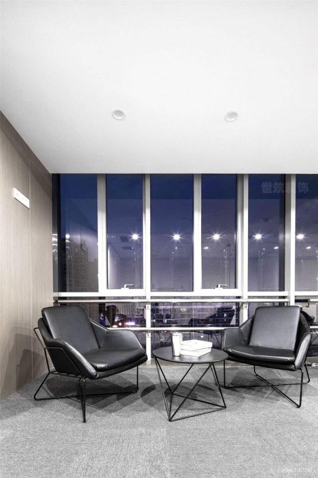 窗户边黑色的皮沙发