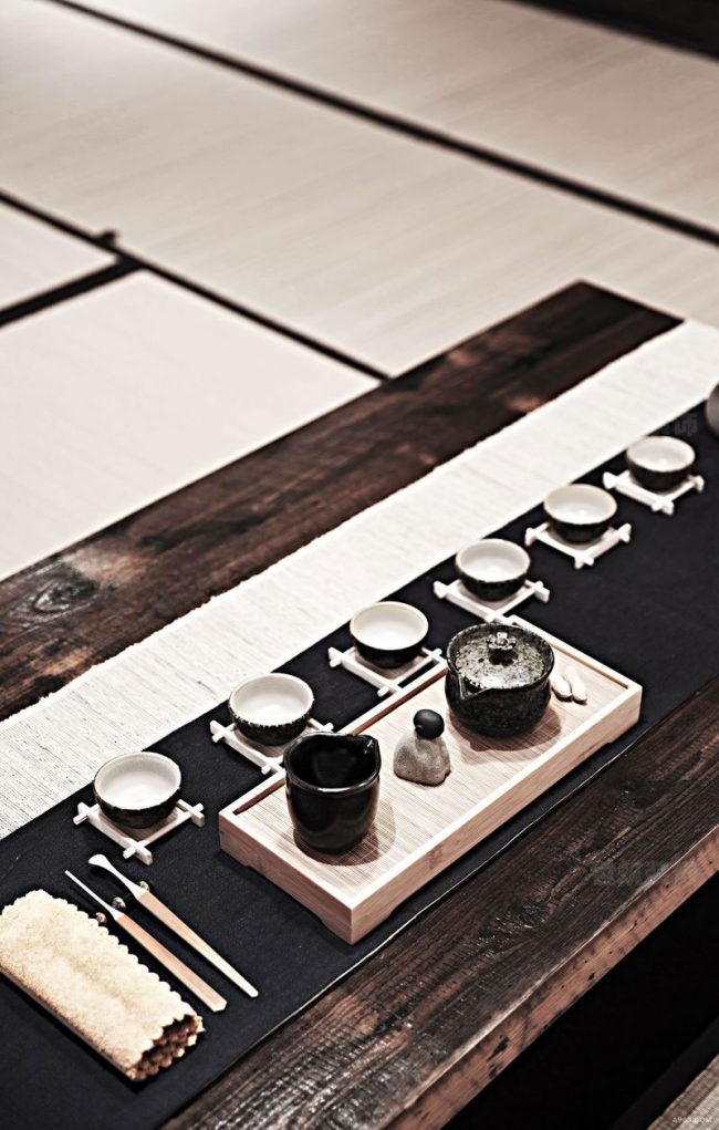 茶室整齐的茶具