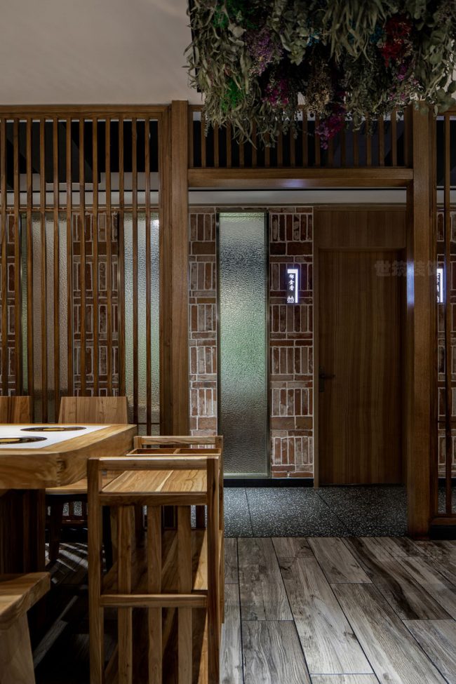 餐厅的木格隔断