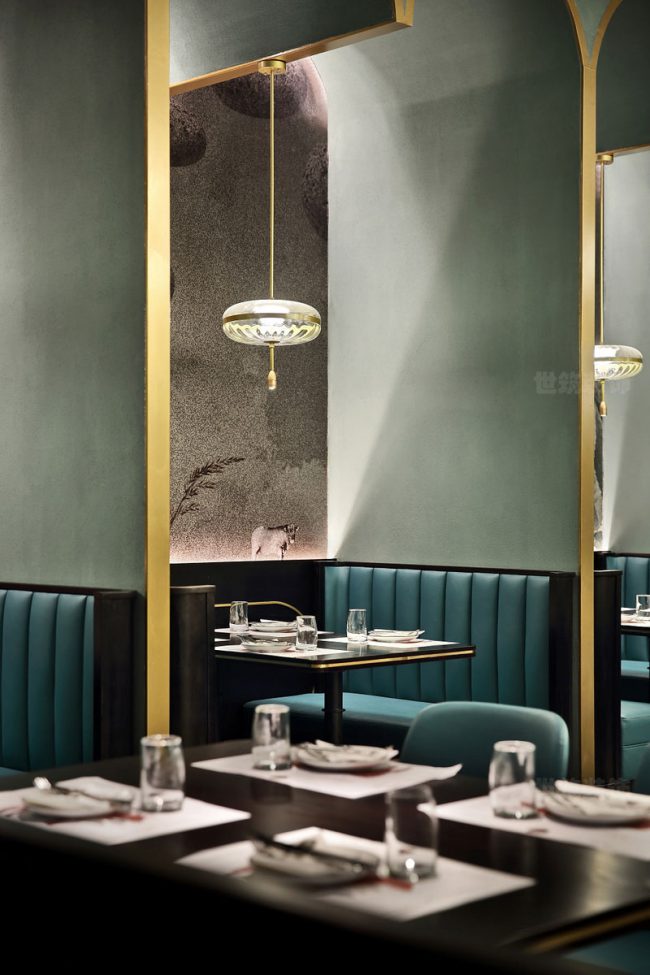 餐厅绿色的卡座区域