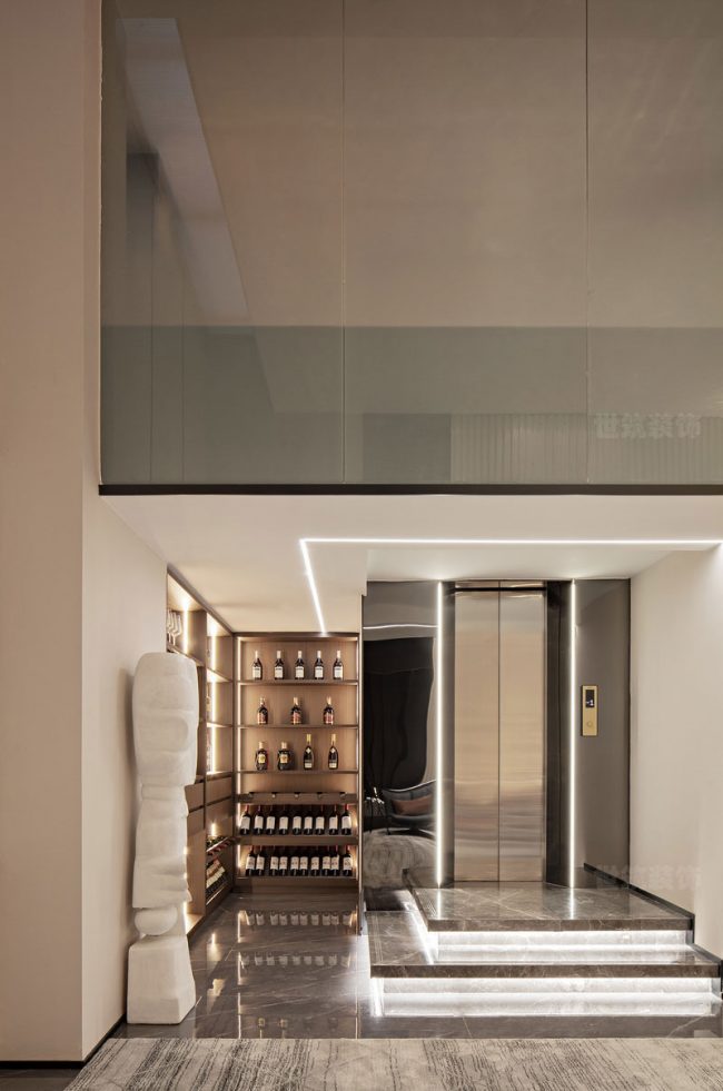 电梯旁边的酒柜