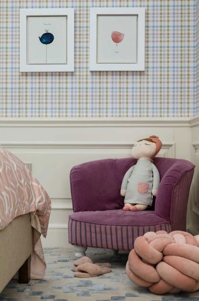 儿童房的紫色小沙发