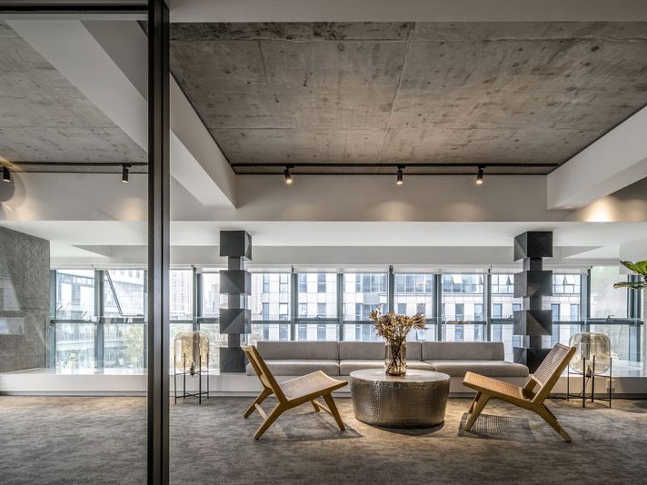 工业风办公室休闲洽谈区设计图