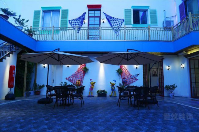 工业混搭风文旅民宿场所室外休闲区装修图