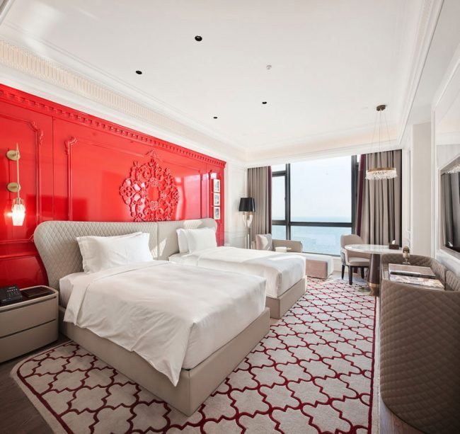 红色背景的酒店床头背景墙