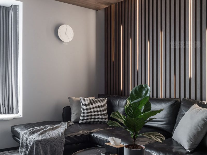 黑色长城板的沙发背景墙