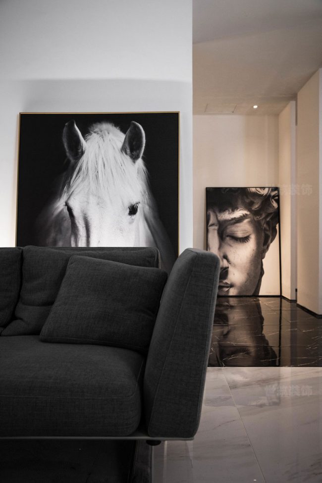 黑色的布艺沙发