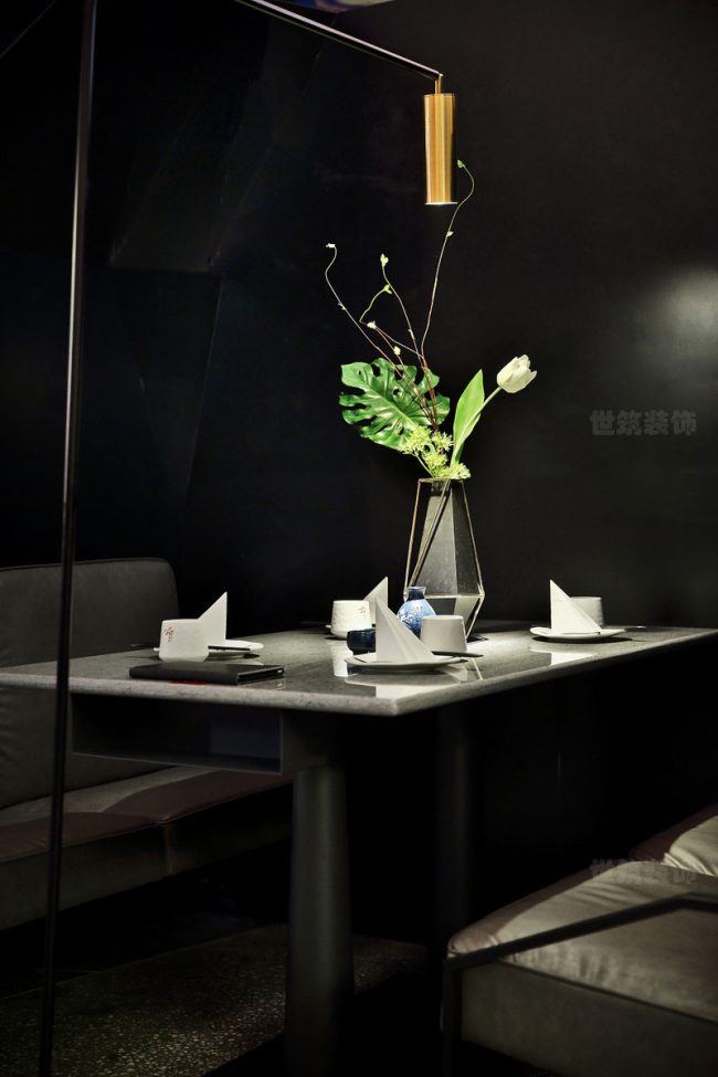 黑色的餐厅设计