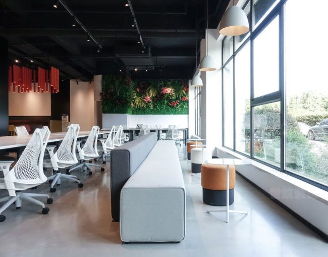 黑色顶面的办公室设计