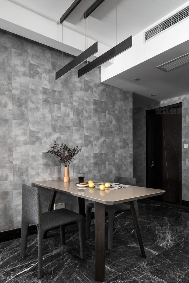 黑色地面与灰色墙面的餐厅