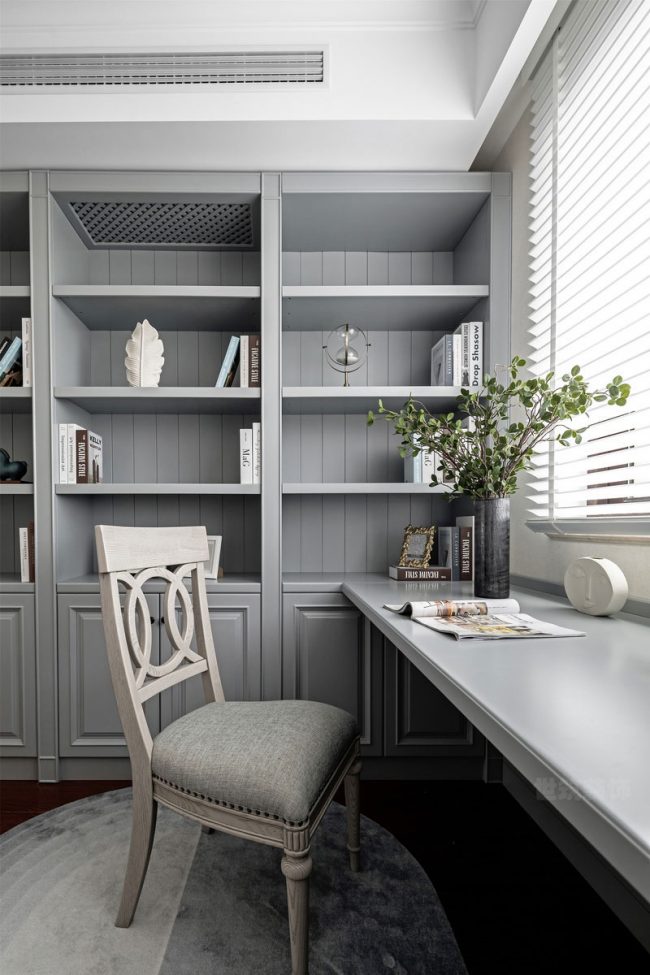 灰色的书柜与书桌