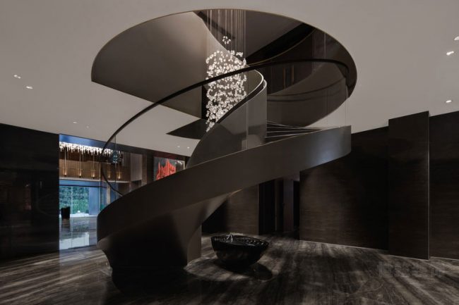 黑色的旋转楼梯