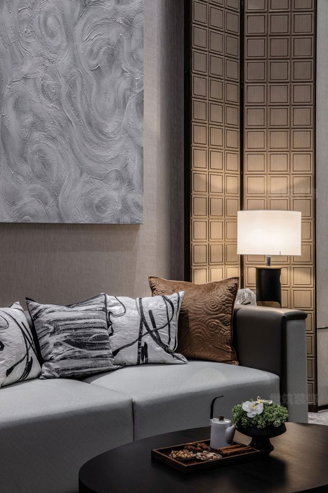 灰色的装饰画和灰色的皮沙发