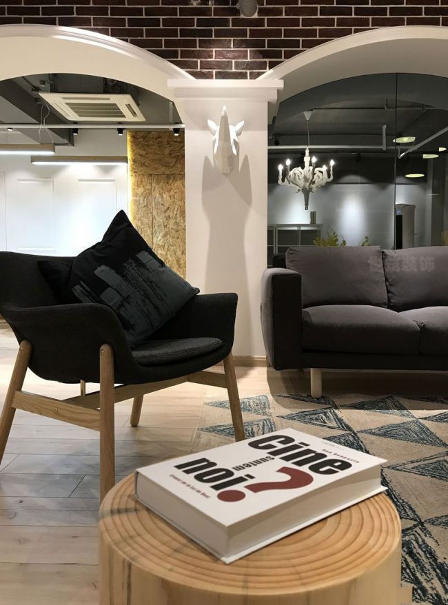 黑色额布艺沙发