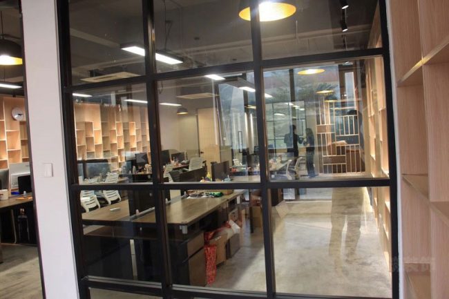 黑色方格的玻璃隔断